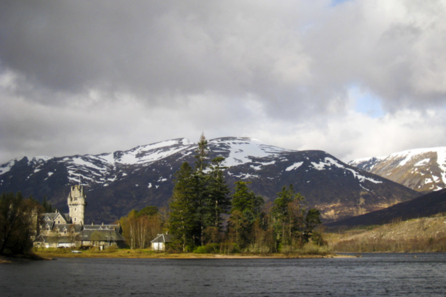 Blick auf Loch Laggan mit angebauten Castle