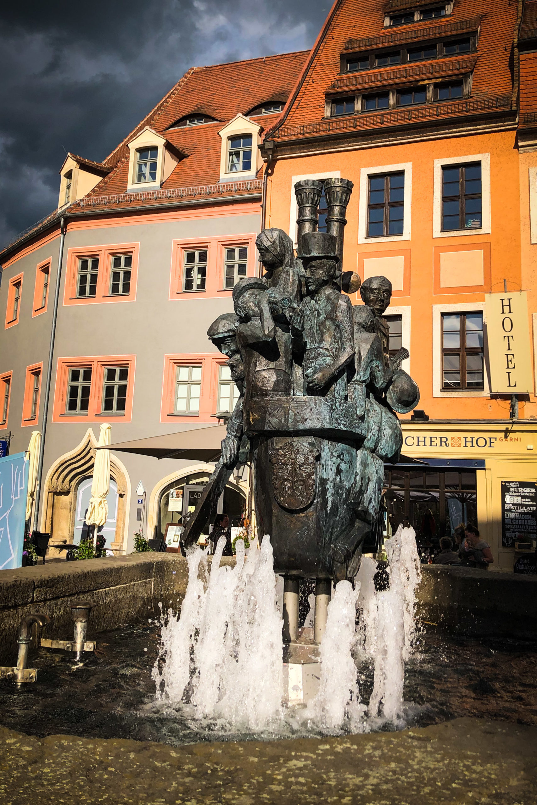 ein Brunnen in der historischen Altstadt von Pirna