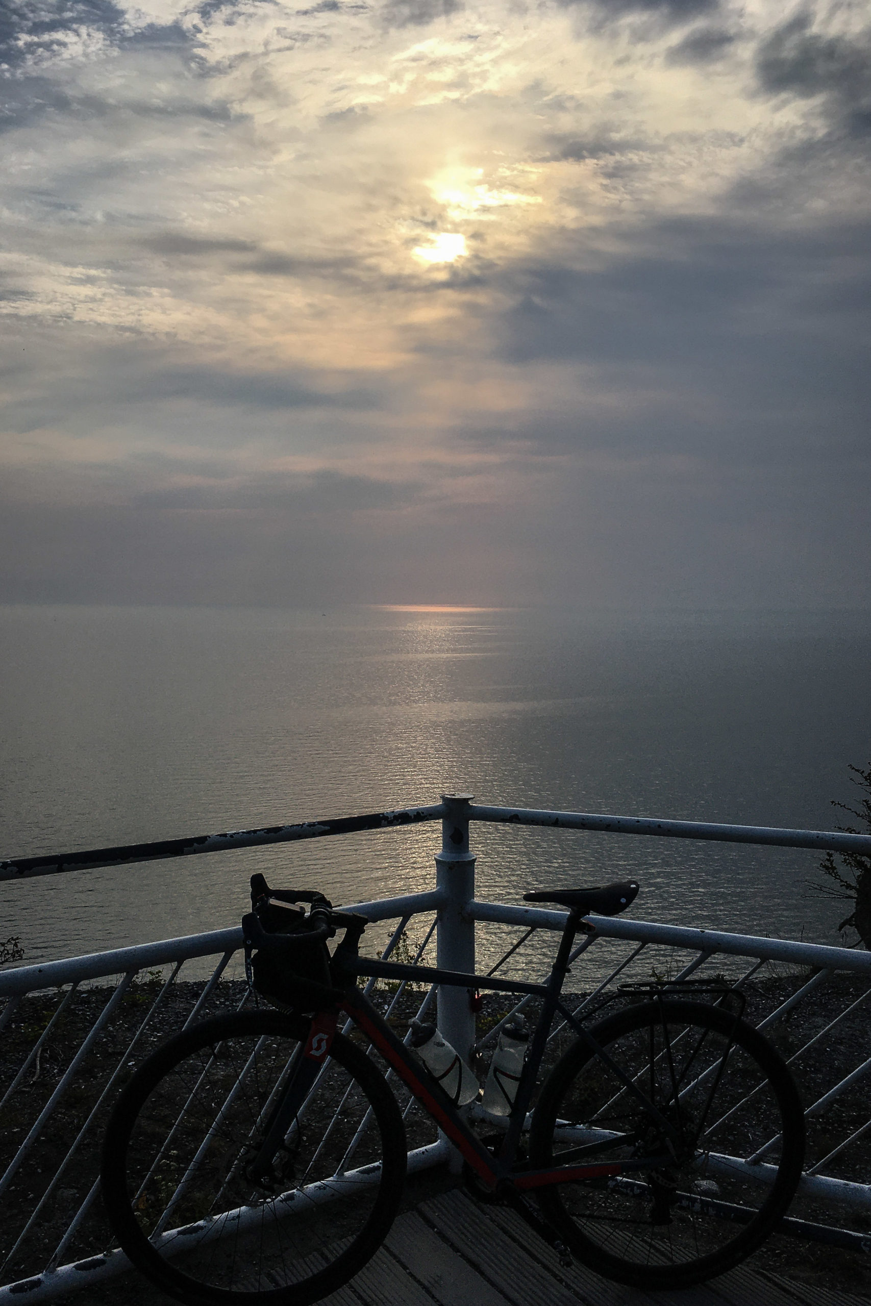 einsames Bike, an einsamen Aussichtspunkt