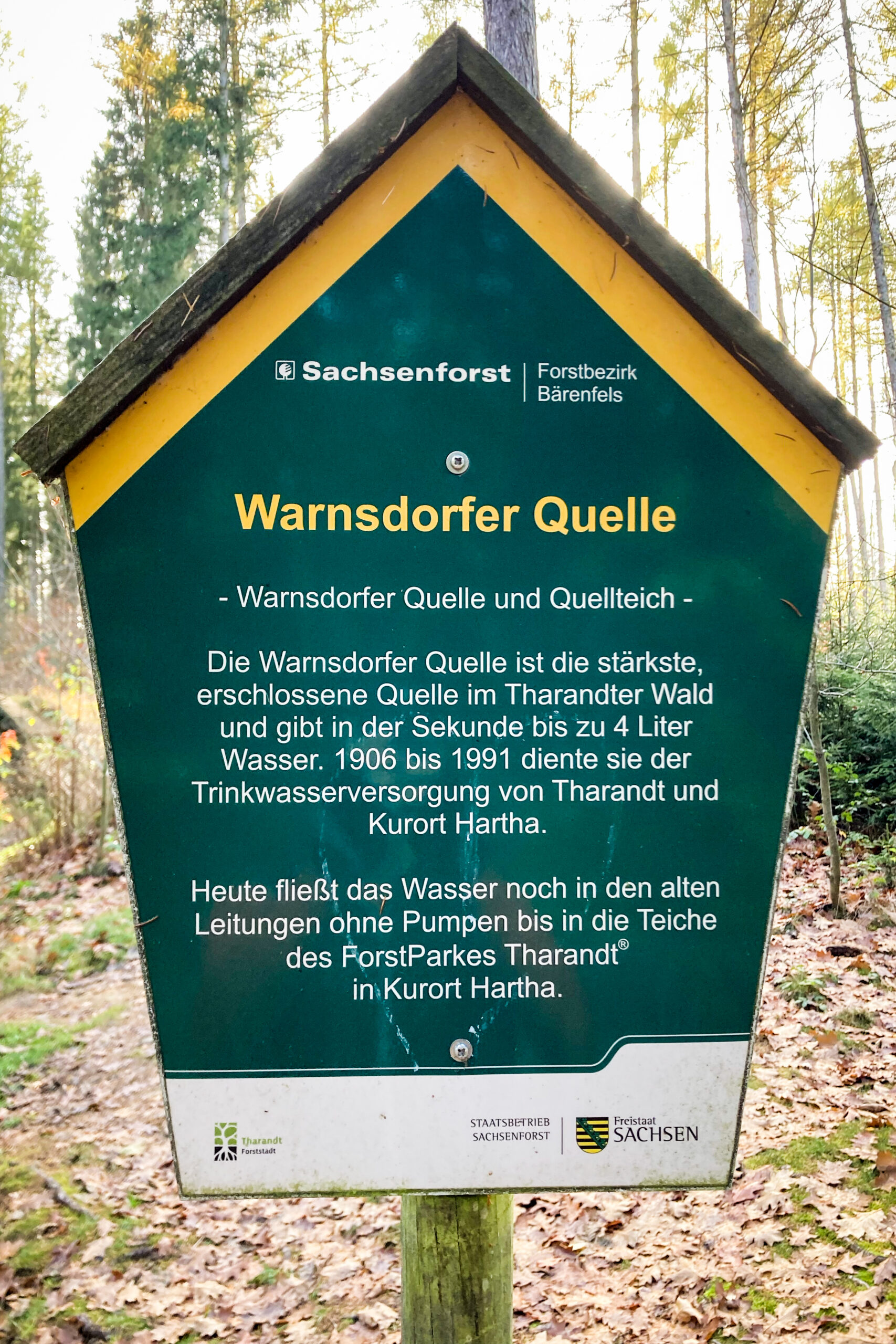 Beschreibungstafel an der Warnsdorfer Quelle.