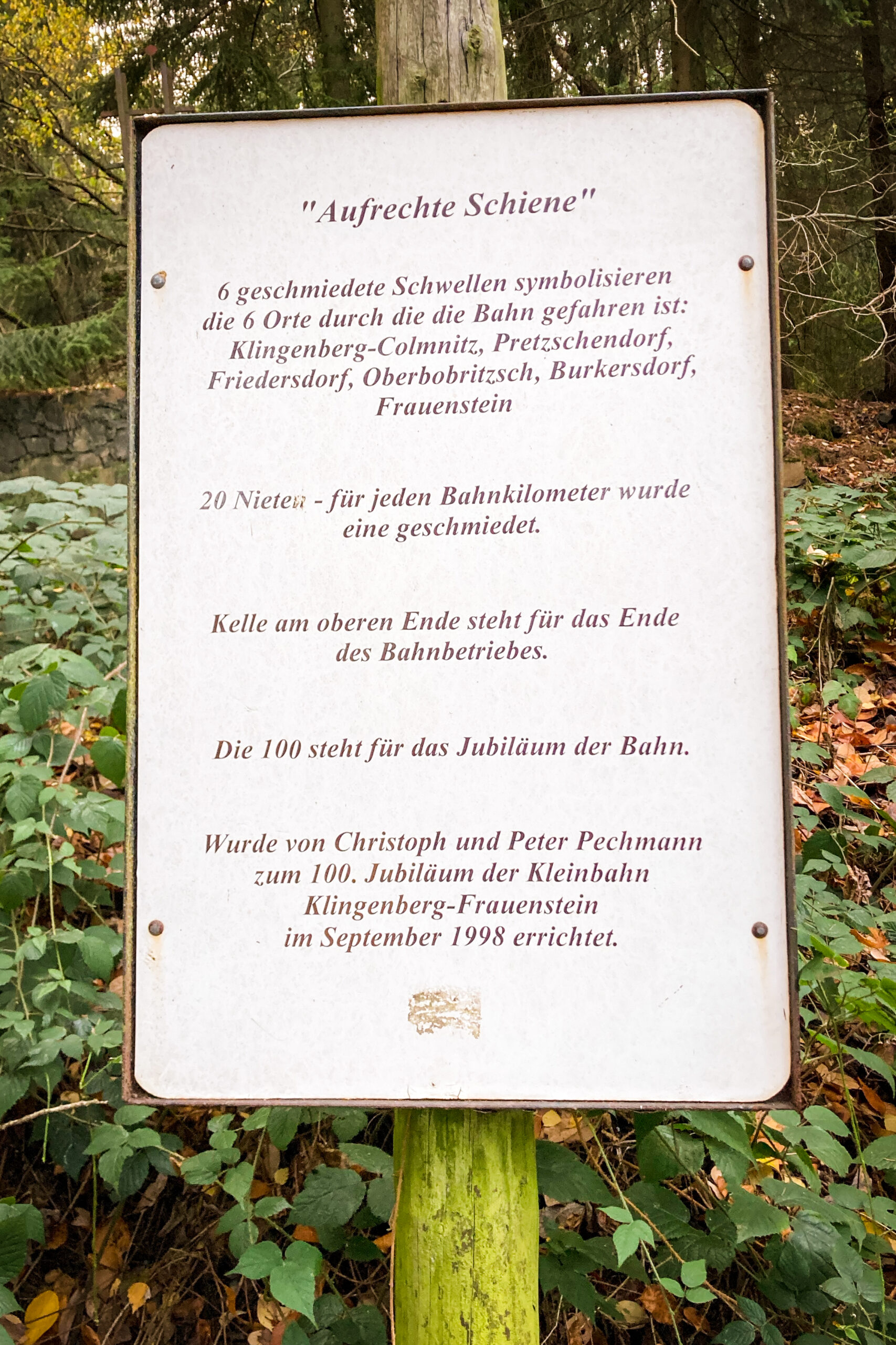 Beschreibung des Kunstwerks "aufrechte Schiene" am Fuße des Turmbergs.