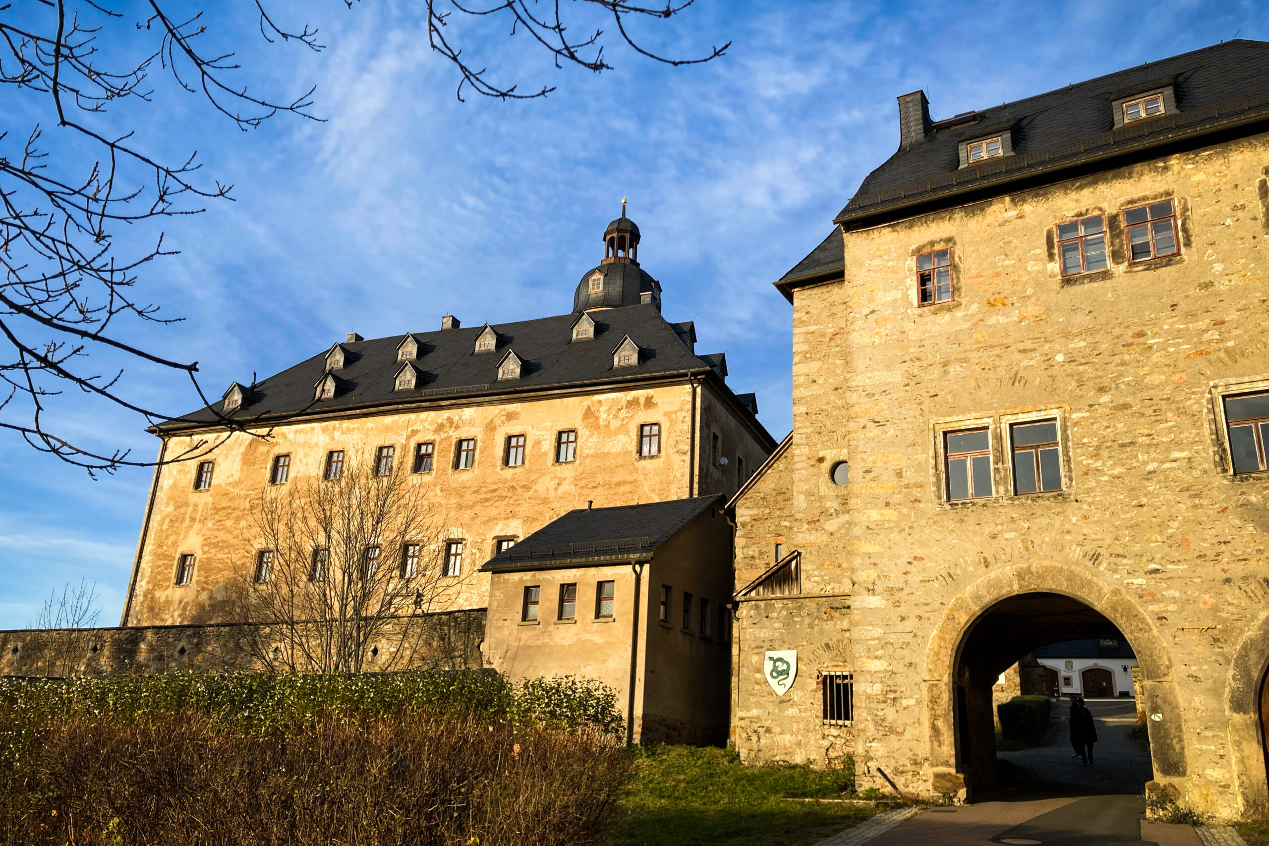 Das Schloss Frauenstein erstrahlt in der tief stehenden Nachmittagssonne.